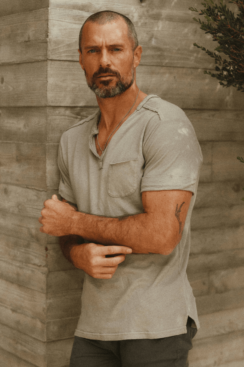 Men's Linen Blend Raw Edge Split V-Neck Tee — Dove Grey