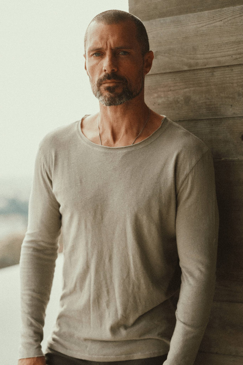 Men's Wallace Raw Neck Cotton Linen Long Sleeve Crew Tee — Dove Grey