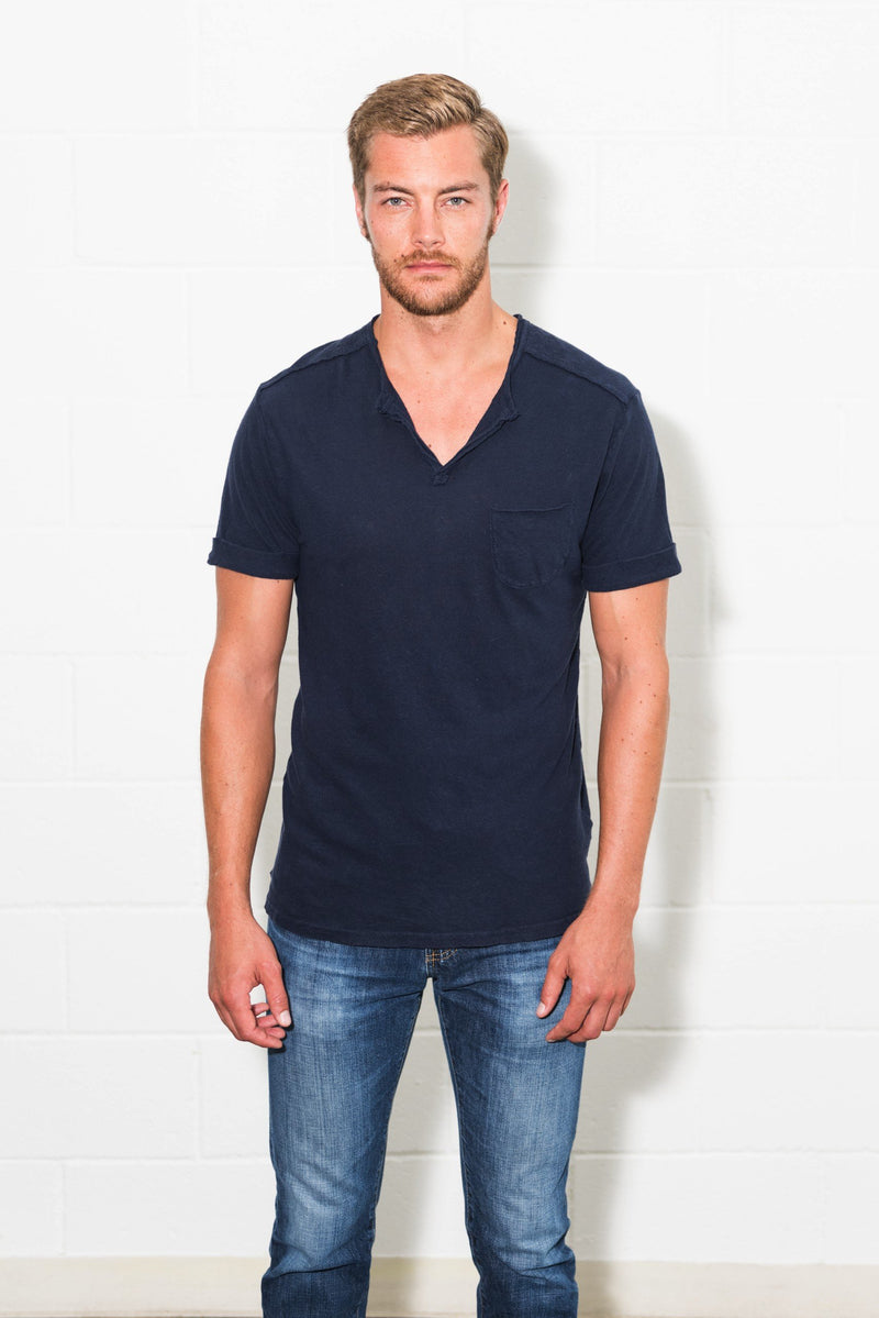 Men's Linen Blend Raw Edge Split V-Neck Tee — Navy