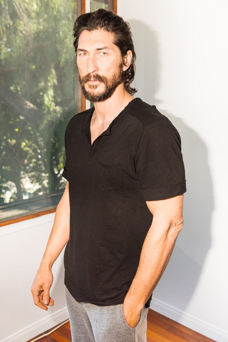 Men's Linen Blend Raw Edge Split V-Neck Tee — Black