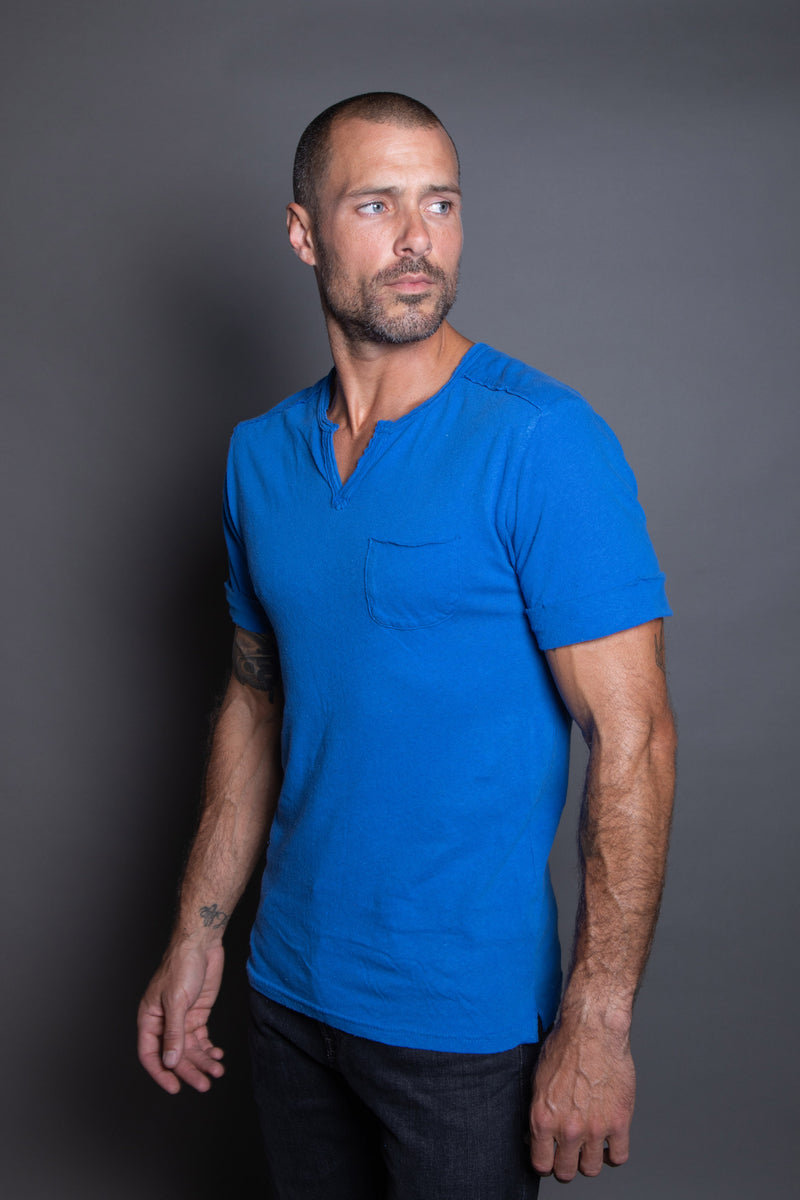 Men's Linen Blend Raw Edge Split V-Neck Tee — Electric Blue